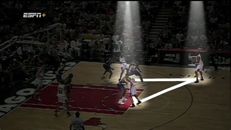 Phil Jackson analyzes MJ highlights and the Bulls' triangle .